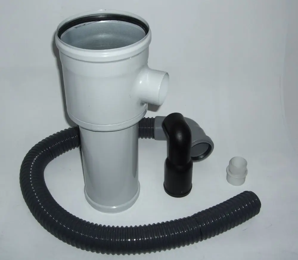 Daikin Anschlussset für Heizungsanwendungen, bestehend aus einem zylindrischen Behälter mit Anschlussstutzen und flexiblen Schläuchen in schwarz und grau.